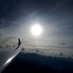 Flugwegposition um 15:42:49: Aufgenommen in der Nähe von Gemeinde Gries am Brenner, Österreich in 2372 Meter